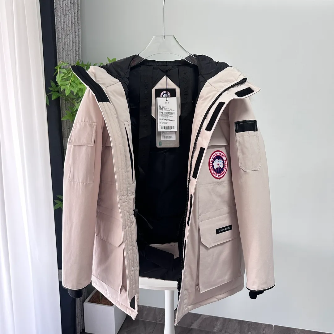 P700 CANADA GOOSE｜Canada Goose Expedition Parka｜Classic upgrade New 08 style Color: graphite gray, off-white, black, pink, navy blue, sky blue, Size: XS, S, M, L, XL, XXL, Product introduction Loose fit, multi-pocket design Larger size for free movement. 6 exterior pockets: 4 reversible front pockets, zippered side entry. There is a practical pocket on the left sleeve and a top pocket on the right sleeve. There is a drawstring on the inside of the waist and a logo patch on the back. The waist is designed with an inside drawstring, which can be adjusted to provide excellent warmth. Woven grab straps at upper back with “Expedition” logo patch • Hood with removable zipper trim, interchangeable hood trim for personalization and added protection (this jacket is not available with the classic hood trim) • Chin protection element has a tricot inner fabric for softness and comfort • Woven grab straps at upper back with “Expedition” logo patch • Internal drawstring at the waist, adjustable to provide excellent warmth •Snap-in rib knit cuffs for added comfort and optimal heat locking in •Stylish hanging inner straps allow the jacket to be carried over the shoulder, hands-free •Stowaway nylon stretch snow skirt for added protection •Two-way zipper covered fly with Velcro® snaps that unzips from the bottom for increased range of motion and breathability. A windproof fly is designed under the zipper for an extra layer of protection. • 6 exterior pockets: 4 two-way pockets on the front with top flap and Velcro® snaps, and zippered side entry. Utility pockets on left sleeve and right sleeve with top flap and velcro® snaps Internal pockets: 1 zipped pocket, 2 mesh drop-in pockets Embroidered Canada Goose logo